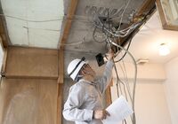 配線を確認するスタッフ